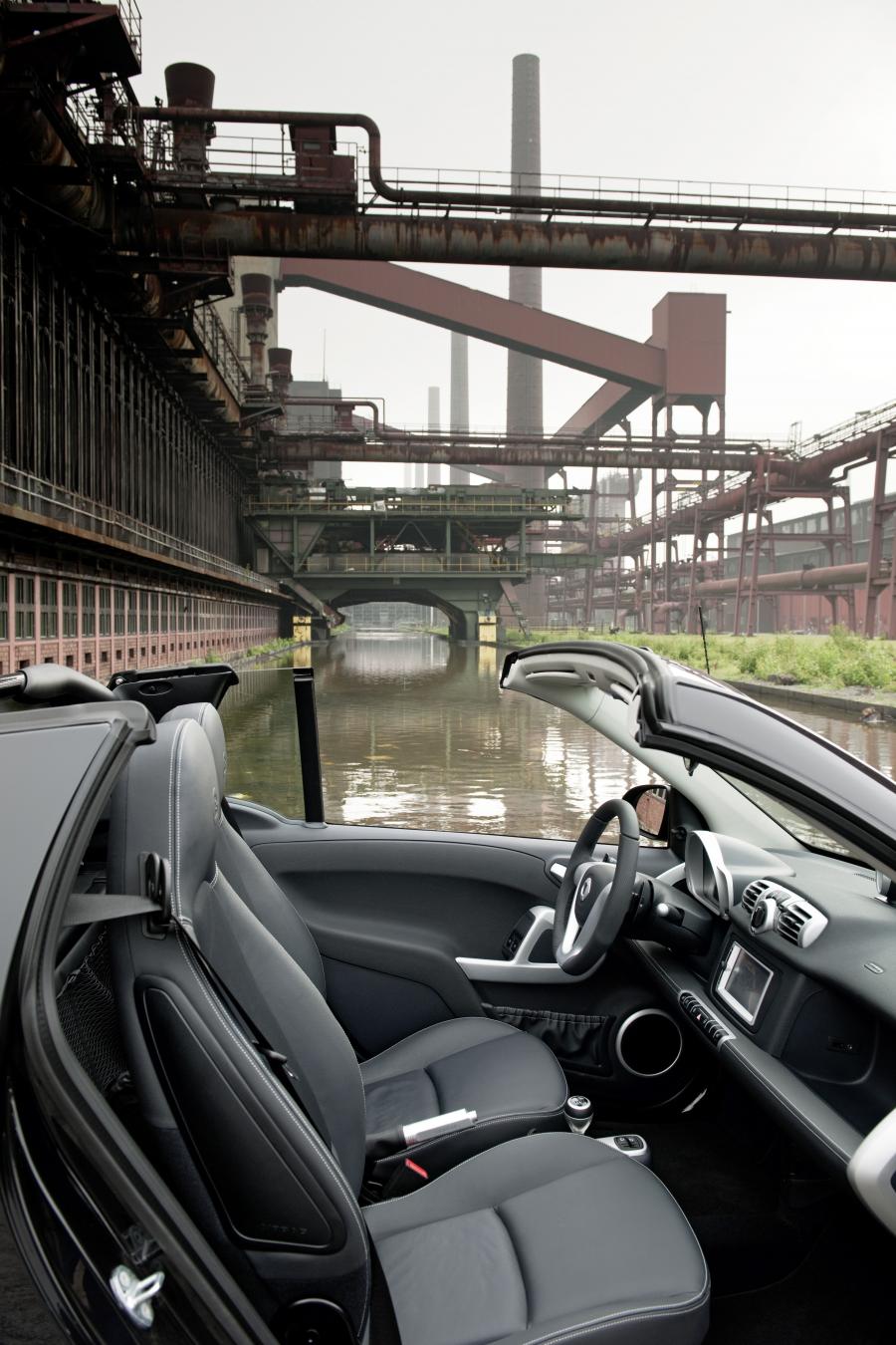 Интерьер Smart ForTwo Cabrio by Brabus 2010 года  (фото 8 из 20)